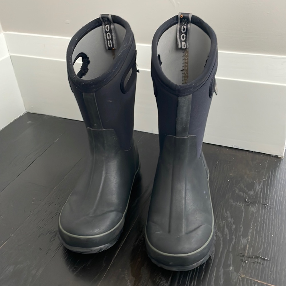 Kids size 2 Bogs